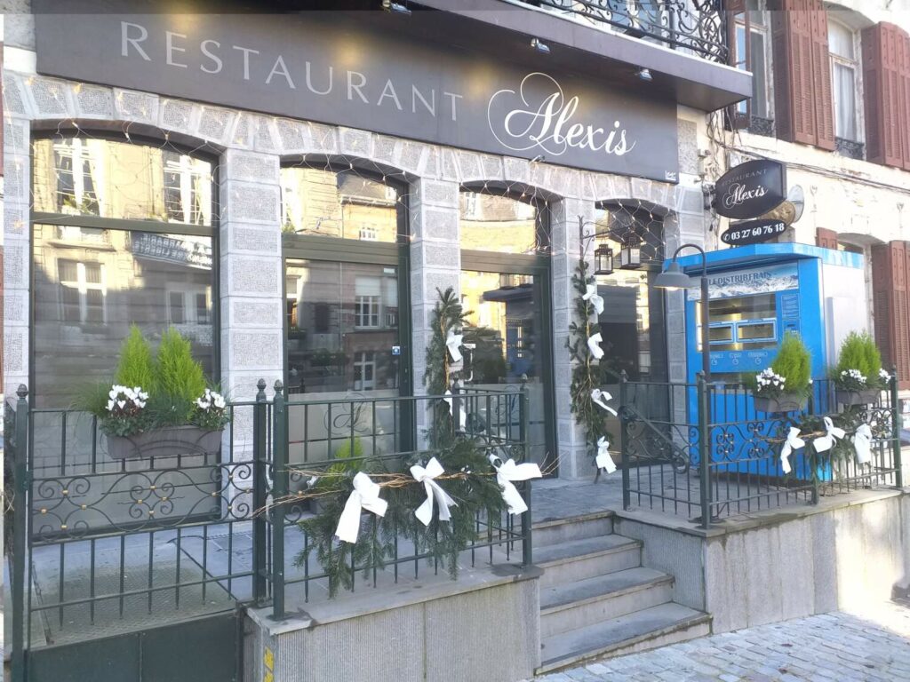 Distributeur autonome de produits frais devant le restaurant Alexis